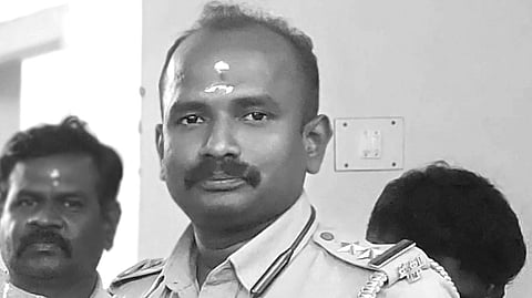 போலீஸ் எஸ்ஐ-க்கு நேர்ந்த பரிதாபம்