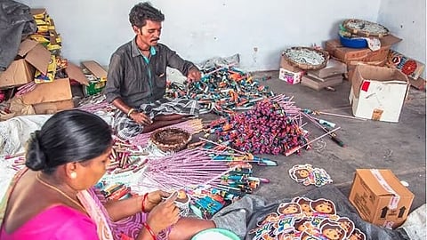 பட்டாசுத் தொழிலாளர்கள்