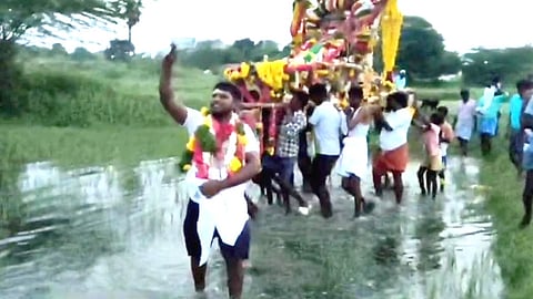 சடலத்தை வயல்வெளியில் கொண்டு சென்ற அவலம்