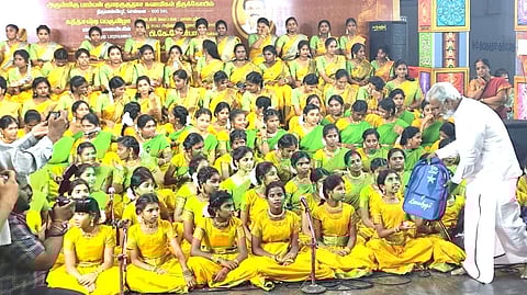 பாராயணம் செய்தவர்களுடன் அமைச்சர் சேகர்பாபு