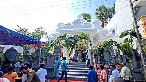 தந்தையின் நினைவாக மகன் கட்டி வரும் கோயில்