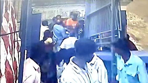 கோயில் பணியாளரை தாக்கியதாக இளைஞர் கைது