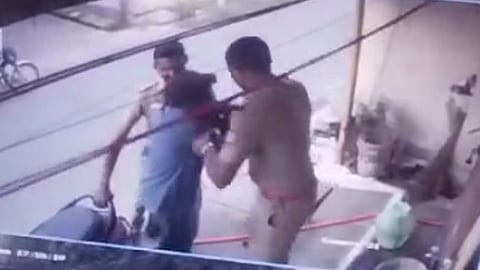 மகன் வாங்கிய கடனுக்காக தந்தையை தாக்கிய காவலர்