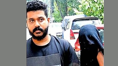 கைது செய்யப்பட்ட ஷெமி அவரது கணவருடன்