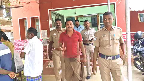 பணியிடை நீக்கம் செய்யப்பட்ட காவலர் கைது