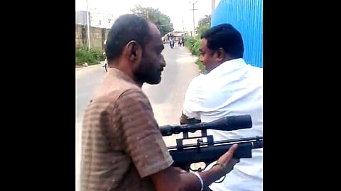 துப்பாக்கியால் பறவைகளை வேட்டையாடிய இளைஞர்