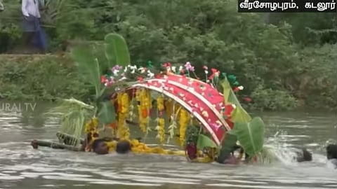 நீந்தி சென்று அடக்கம் செய்யும் அவலம்