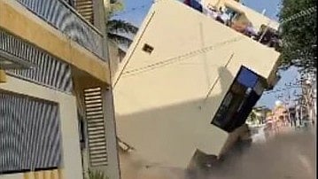 கர்நாடகா - சரிந்து விழுந்த மூன்று மாடி கட்டடம்.