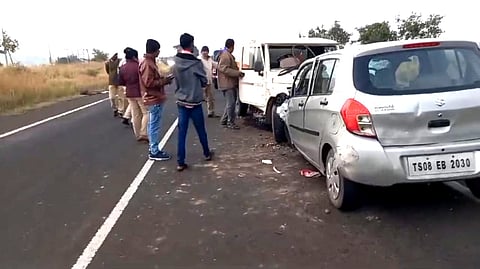 கார் மீது சரக்கு வாகனம் மோதிய விபத்து