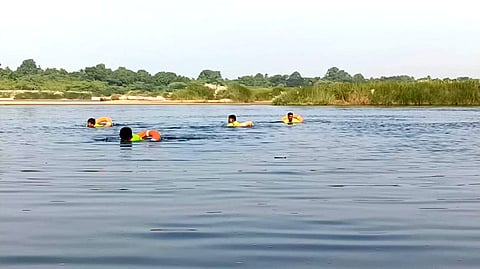 பொறியியல் கல்லூரி மாணவர்களுக்கு நேர்ந்த சோகம்