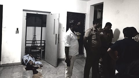 கால் தவறி கீழே விழுந்த காவலாளி உயிரிழப்பு