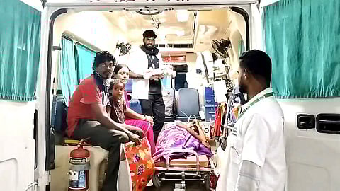 ஆம்புலன்ஸில் பிறந்த ஆண் குழந்தை