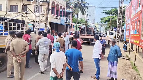 நாதக பொதுக்கூட்ட மேடை அமைக்க திமுகவினர் எதிர்ப்பு