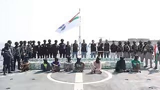 கைதானவர்களுடன் பாதுகாப்புப்படை