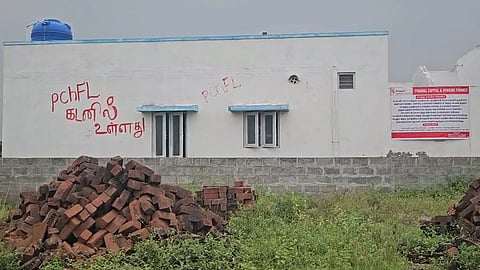 இந்த வீடு கடனில் உள்ளது என எழுதிய நிதி நிறுவன ஊழியர்கள்