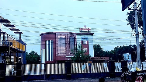 தியேட்டர் மீது பெட்ரோல் குண்டு வீசிய கும்பல்