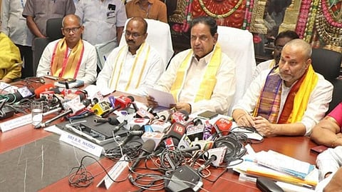 திருப்பதி தேவஸ்தான வாரிய குழுவினர்