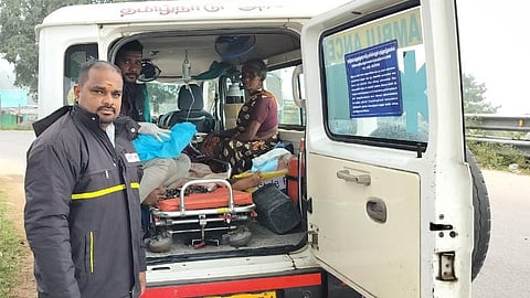 ஆம்புலன்ஸில் பிறந்த பெண் குழந்தை