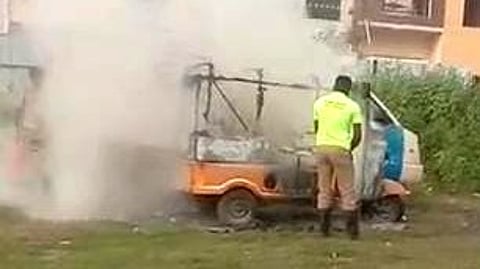 தீப்பற்றி எரிந்த ஆட்டோ