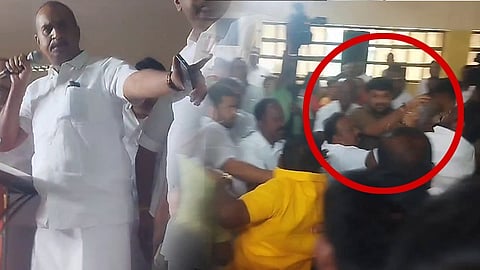 நெல்லை அதிமுக கள ஆய்வுக் கூட்டத்தில் அடிதடி