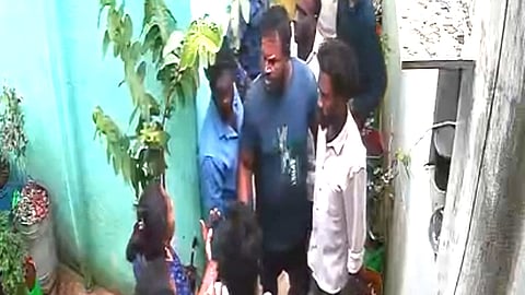 காங்கிரஸாரை வீடுபுகுந்து தாக்கிய தவெக-வினர்