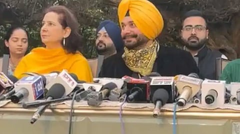 மனைவியுடன் நவ்ஜோத் சிங் சித்து