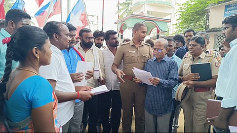 ஆசிரியர் மீது விசிக-வினர் புகார்