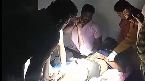 டார்ச் லைட் வெளிச்சத்தில் சிகிச்சை