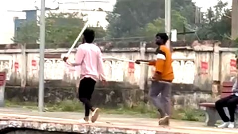 ரயில் பயணிகளை தாக்கிய இளைஞர்கள்