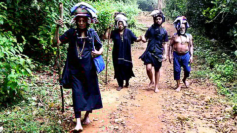 கானகப்பாதை வழியாக சபரிமலை செல்லும் பக்தர்கள்