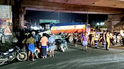 பாலத்தில் இருந்து கீழே கவிழ்ந்த டேங்கர் லாரி