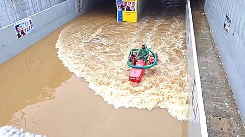 சுரங்கப் பாதையில் தேங்கியுள்ள மழைநீர்