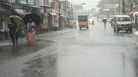 விடிய விடிய பெய்து வரும் கனமழை