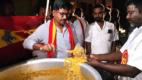 உதவிக்கரம் நீட்டிய தவெகவினர்