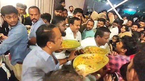 உணவு திருவிழாவில் தள்ளு முள்ளு