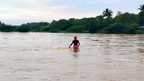 ஆபத்தான முறையில் ஆற்றை கடந்து செல்லும் கிராம மக்கள்
