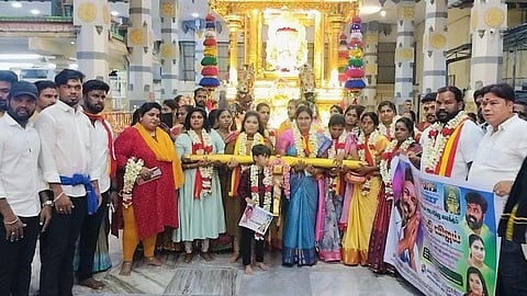 தங்கத் தேர் இழுத்த தவெக மகளிர் அணியினர்