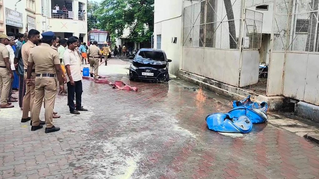 தீப்பிடித்து எரிந்த கார்