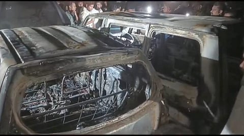 மனைவியை காருக்குள் வைத்து எரித்த கணவர்