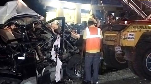 லாரி மீது ஜீப் மோதிய விபத்து