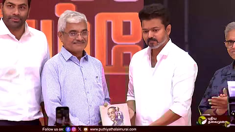 “எல்லோருக்குமான தலைவர் அம்பேத்கர்” - புத்தகத்தை பெற்றுக்கொண்ட ஆனந்த் டெல்டும்டே