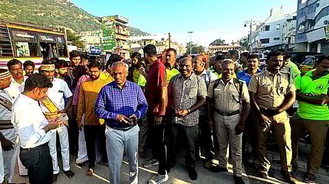 ஆய்வு செய்ய புறப்பட்ட அதிகாரிகள்