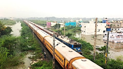 தண்டவாளத்தை சூழந்த வெள்ளம்