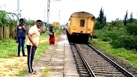 நிற்காமல் சென்று பின்நோக்கி வந்த பாசஞ்சர் ரயில்