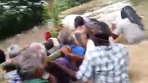 சடலத்தை கழுத்தளவு தண்ணீரில் சுமந்து சென்ற அவலம்