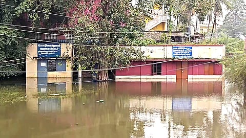 மழை வெள்ளத்தில் மூழ்கிய அரசு கட்டடங்கள்