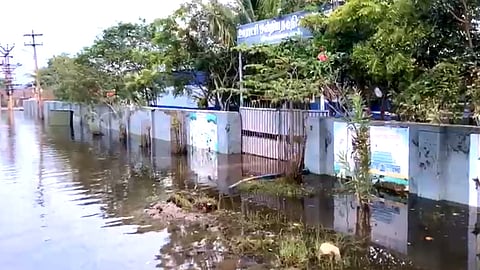 அரசுப் பள்ளி வளாகத்தில் தேங்கியுள்ள மழைநீர்