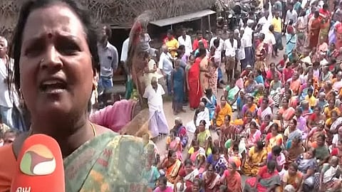 போராட்டத்தில் ஈடுபடும் மக்கள்