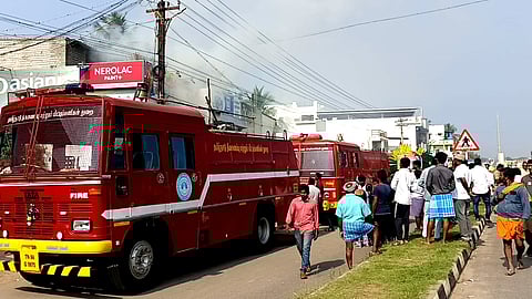 பெயிண்ட் குடோனில் ஏற்பட்ட பயங்கர தீ விபத்து