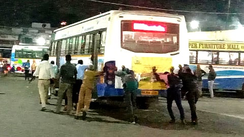 அரசு பேருந்தை தள்ளிச் சென்ற பயணிகள்